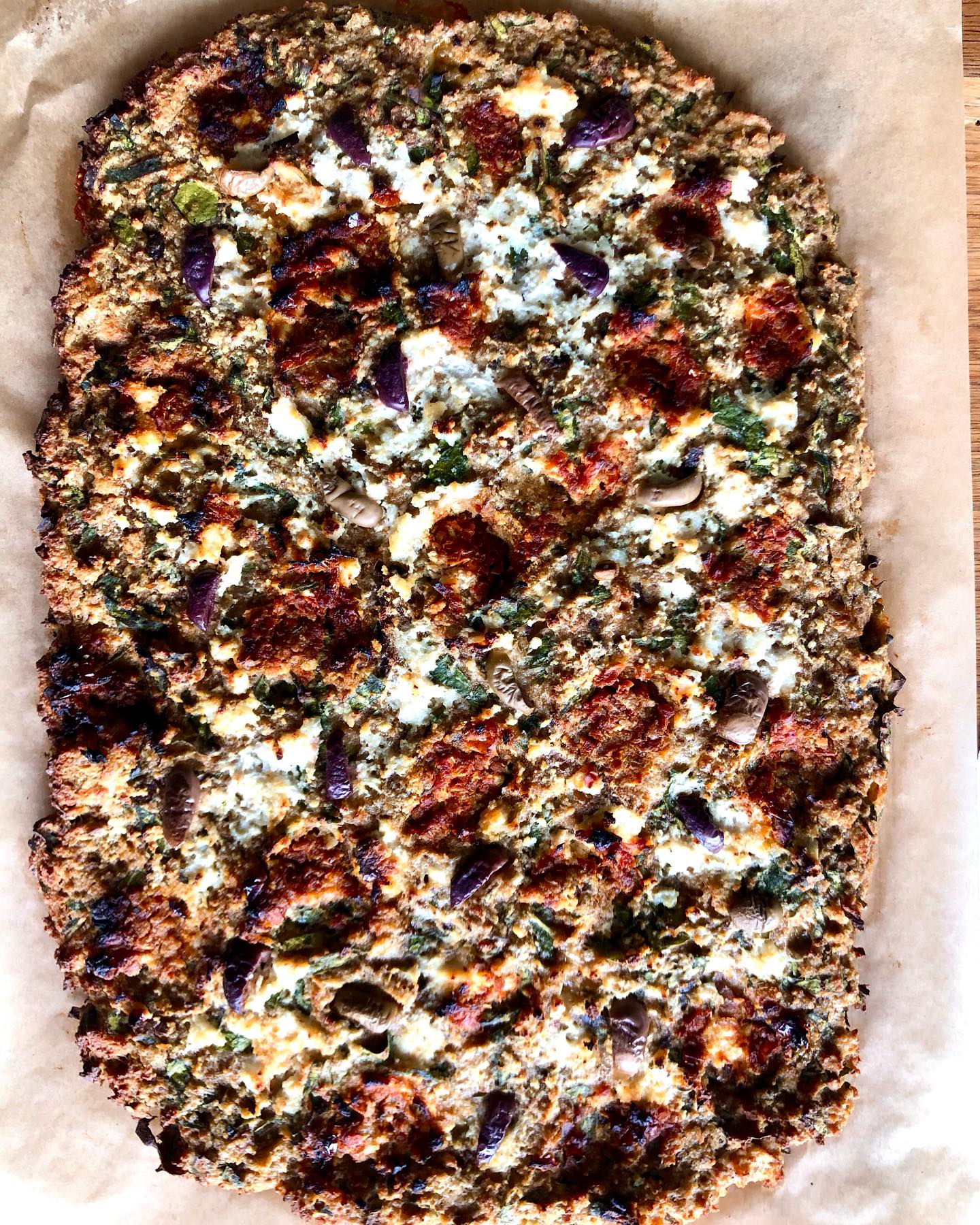 Pain perdu en version salée… un genre de foccacia. Avec des restes de très bons pains boulangeriearistide que l’on ne veut surtout pas jeter.
Réhydratation, je mixe une partie avec 1 ou 2 oeufs, puis dans cette version : 2cas de farine, poudre à lever, ail, anchois, feuilles de blettes hachées, sérac de chèvre, parmesan, romarin. Infusion/repos 1 nuit, on étale + olives et tomate séchée dessus puis 20-25 min à 200C.