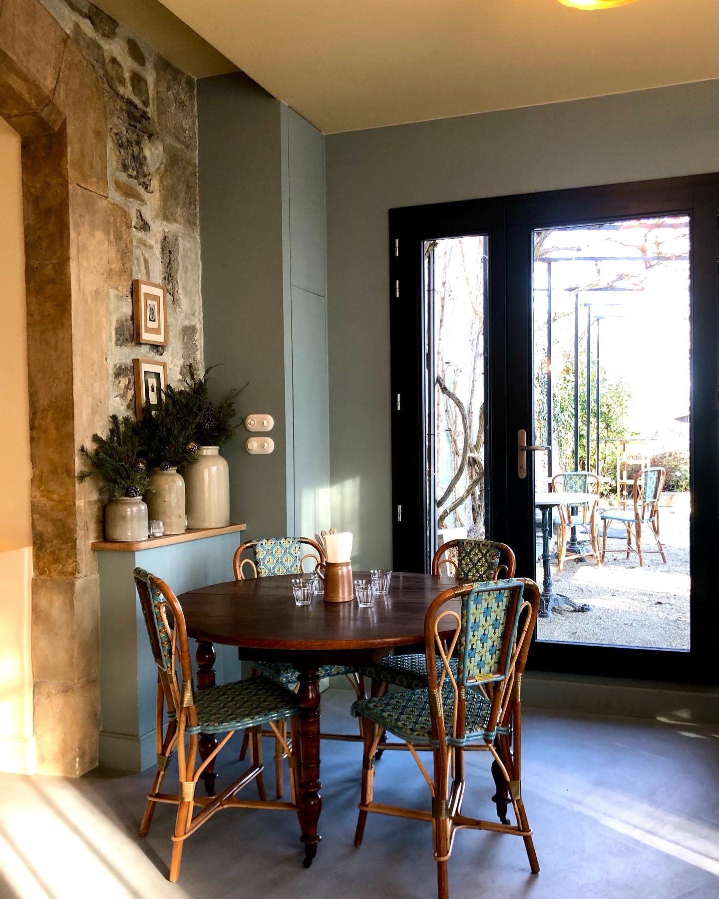 Et hop une escapade pour aller déguster des pizzas le lendemain de Noël ! Quelle idée me direz-vous… oui mais, d’une part tout dépend des pizzas, et d’autre part cette escapade était préméditée depuis un moment. 

Il y a quelques mois un ami me parle d’un projet au Chateau des Allues à St Pierre d’Albigny…. J’ai tout de suite eu envie de sauter dans ma voiture pour aller découvrir « La Chapelle » déjà ouverte. 

Nichée au coeur du village perché de St Pierre d’Abigny, nous voilà devant cette chapelle désacralisée. On ouvre la jolie porte en arrondie, nous y sommes accueillis par Chiho, Marcelo et une statue de la Vierge ainsi que par le feu du grand four à bois dans lequel tout est mitonné.

L’ambiance est exquise, douce, délicate et vivante. Ce restaurant ancré dans la pierre d’origine est embelli d’un ravissant bleu pâle et aménagé de mobilier rétro chic authentique. La lumière traverse ce lieu imprégné d’une simplicité gracieuse et élégante. Le patrimoine a une âme.

Bon, après ces lignes poétiques méritées venons-en à la cuisine : les pizzas sont dingues ! Pizzas d’un chef argentin aux racines italiennes. Peut-être les meilleures que j’ai mangées. Tout y est, la pâte moelleuse et croustillante (fermentation 72h) et donc ultra digeste. De saison biensûr. La mienne : crème de potimarron (sans doute rôti au feu de bois), ricotta soyeuse, scarmozza fumée, butternut ultrafine et qq pickles d’oignon. Même refroidie et réchauffée elle est encore délicieuse. 

Merci pour votre gentillesse Chiho et Marcelo ! 

chihokanzaki marcelo.di.giacomo

La Chapelle des Allues où la cuisine est réalisée par ce couple de chefs passionnés de produits, de terroir et de cuisine est ouverte du vendredi au dimanche. Les midis et le dimanche soir (à emporter), c’est pizzas, et carte les vendredis et samedis soirs, je reviendrai.

A l’heure où le patrimoine en tout genre fout un peu le camp, merci à ceux qui le font (re)vivre avec de tels projets. 

Le timing du lendemain joyeux de l’arrivée du sauveur n’était pas si incongru et même parfait! 

chapelle_des_allues 

PS : C’est sur la route du ski… ou pas si loin en récompense d’une balade dans la Bauges.