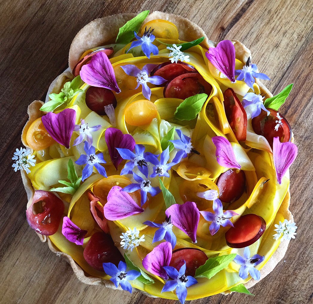 Que j’aime faire ces tartes ! 

Façonner la pâte, sentir, son odeur crue puis les effluves lorsqu’elle cuit… puis le parfum des herbes, et la beauté des fleurs. 

Surprise et réjouissances à chaque fois. 

Depuis plusieurs années je construis ces tartes avec émerveillement, elles sont à chaque fois un peu différentes sinon je m’ennuierai ! 

Crémeuses dessous, croquantes dessus et herbes à foison, et surtout gourmandes. 

Tarte de fin de printemps! Papilles en joie !