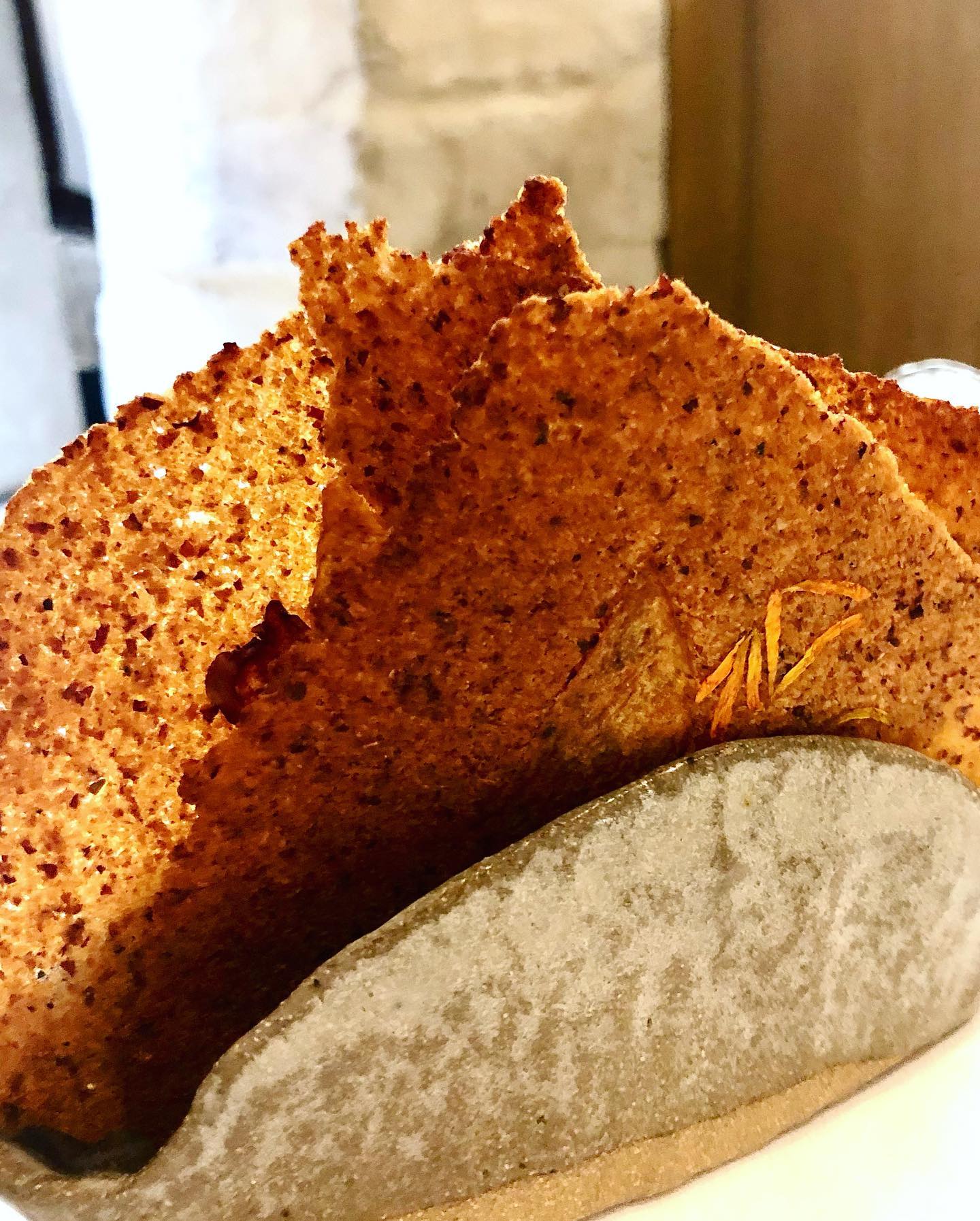 DATIL, Paris 

Quelle délicatesse ce déjeuner chez Datil datil.restaurant 

Un moment bienheureux ! 

Je me réjouissais de découvrir la cuisine de Manon Fleury manonfleury__ 

Après 4 ans sans mettre un pied à Paris, l’ouverture récente de son restaurant était providentielle pour cette échappée en mode saut de puce. 

C’est très très bon comme diraient certains :-) 

Torréfactions, shots de bouillons aromatiques, gourmandes crèmes de graines… Sans fioritures ni paillettes, on va de surprises en découvertes en se régalant. 

Maïs grand roux, courge spaghetti, St jacques, poireau, seiche, laitue de mer, poire, sarrasin, pruneau, coing étaient à l’honneur du menu d’aujourd’hui parmi une ribambelle d’ingrédients goutus issus de producteurs présentés comme « faisant partie intégrante de l’équipe » je cite. 

Une cuisine ancrée, hyper lisible, touchante et délicieuse. ET, digeste ! Ca fait parti de l’expérience et c’est aussi ce qui donne envie d’y retourner. La poire est une prouesse dans la catégorie dessert et poésie, à peine sucré, qui ne plombe pas le repas. Un nuage de gourmandise. 

Manon Fleury et son équipe sont aux petits soins. On s’y sent enveloppé, accompagné avec douceur, il y respire une rondeur et une humilité qui font du bien ! 

Et puis le quartier est plein de bonnes adresses que l’on regarde furtivement à l’aller, pour ne pas être en retard - bon je l’étais quand même un peu ! - Puis on peut traîner après… 

Y retournerais-je comme diraient d’autres ?! Ouiii 

La photo de Manon est dans son livre Céréales, très inspirant. On peut aussi l’écouter régulièrement sur « on va déguster » frgaudry 

#paris #gastronomie #gastronomiefrancaise #frenchgastronomy #restaurant