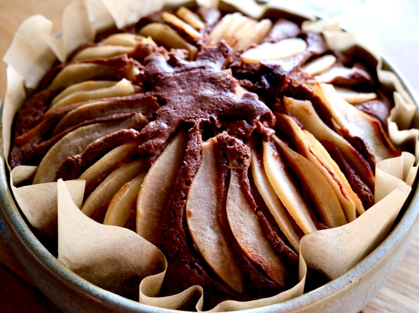 Poires, chocolat, cardamome dans un gâteau moelleux, avec du bon beurre !