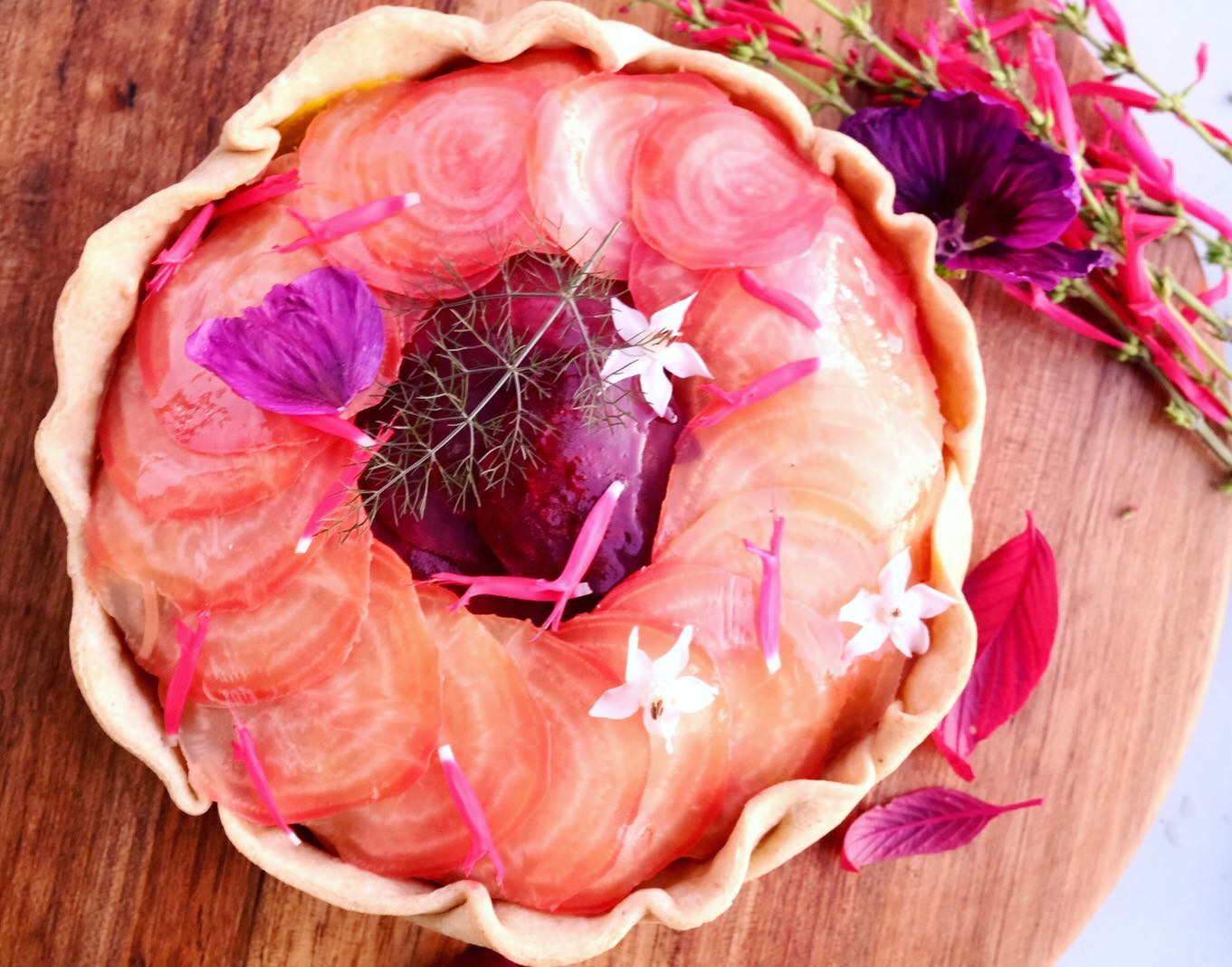Tarte d’hiver en devenir ! 
& Dernières fleurs 

Betterave • Hareng • Noisette 

Betteraves chioggia, rouges (variété forono), et jaunes dessous. Condiment crémeux et végétal à la noisette. 

#winterseason #beets #betterave