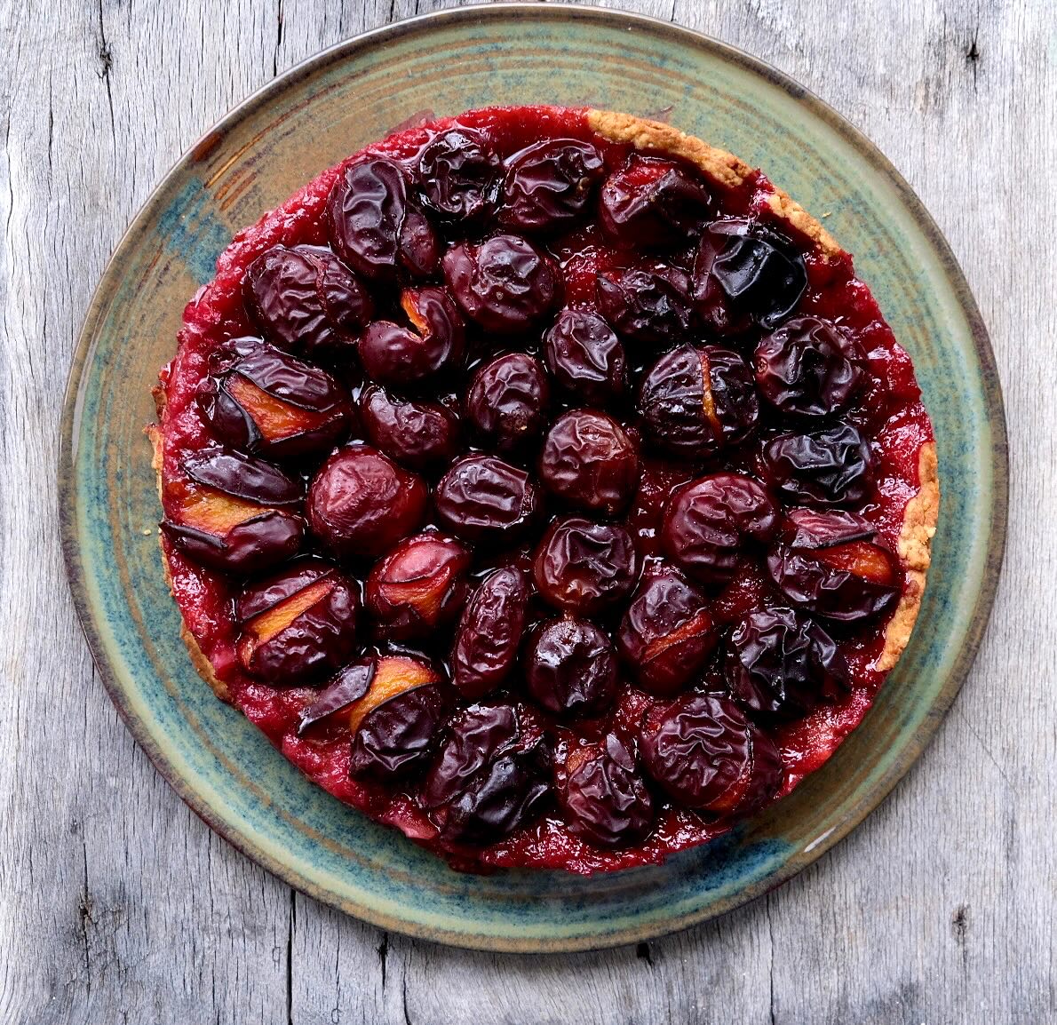 À mi chemin entre une tarte et un gâteau.