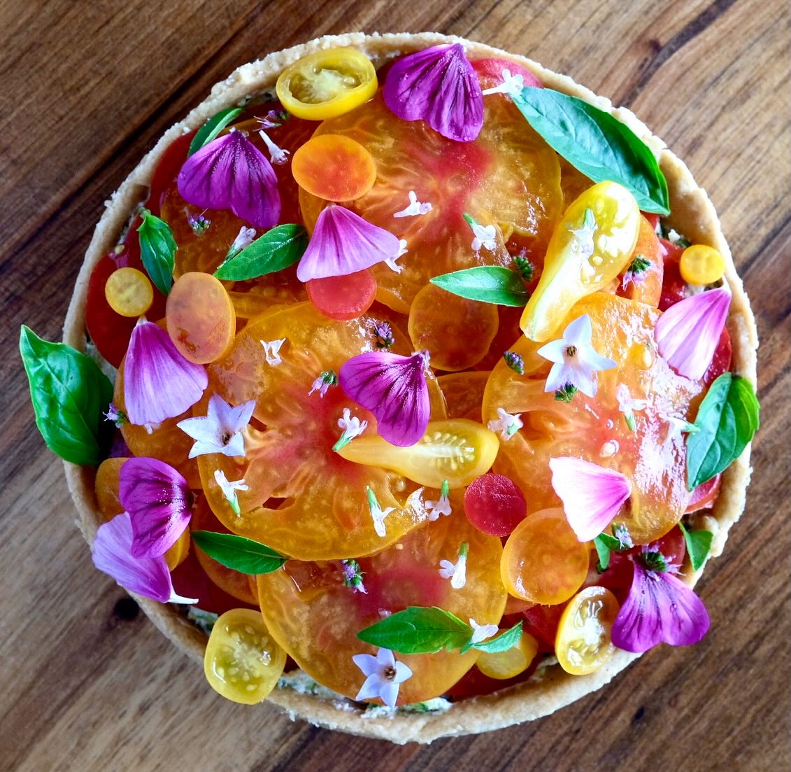 Ma tarte d’été, au fil des herbes et fleurs.